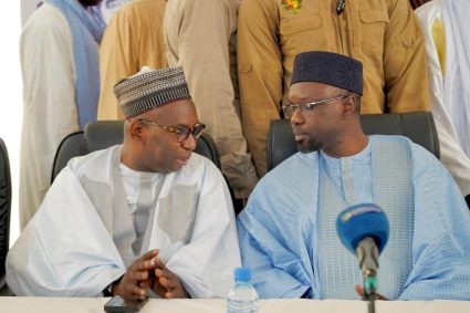 Le Premier ministre Ousmane SONKO, accompagné du ministre de l’Éducation nationale Moustapha Mamba Guirassy, s’est rendu à Touba pour procéder à la présentation officielle du Programme éducatif de Touba, en présence des plus hautes autorités religieuses de la ville sainte.